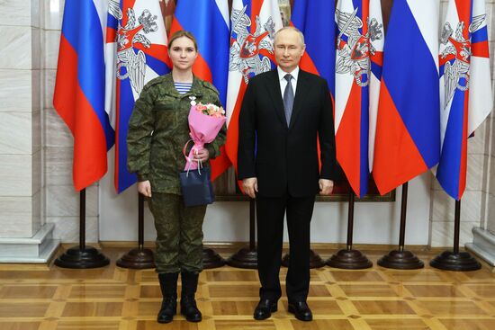 Президент РФ В. Путин посетил Южный военный округ