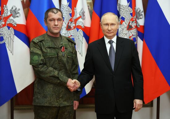 Президент РФ В. Путин посетил Южный военный округ