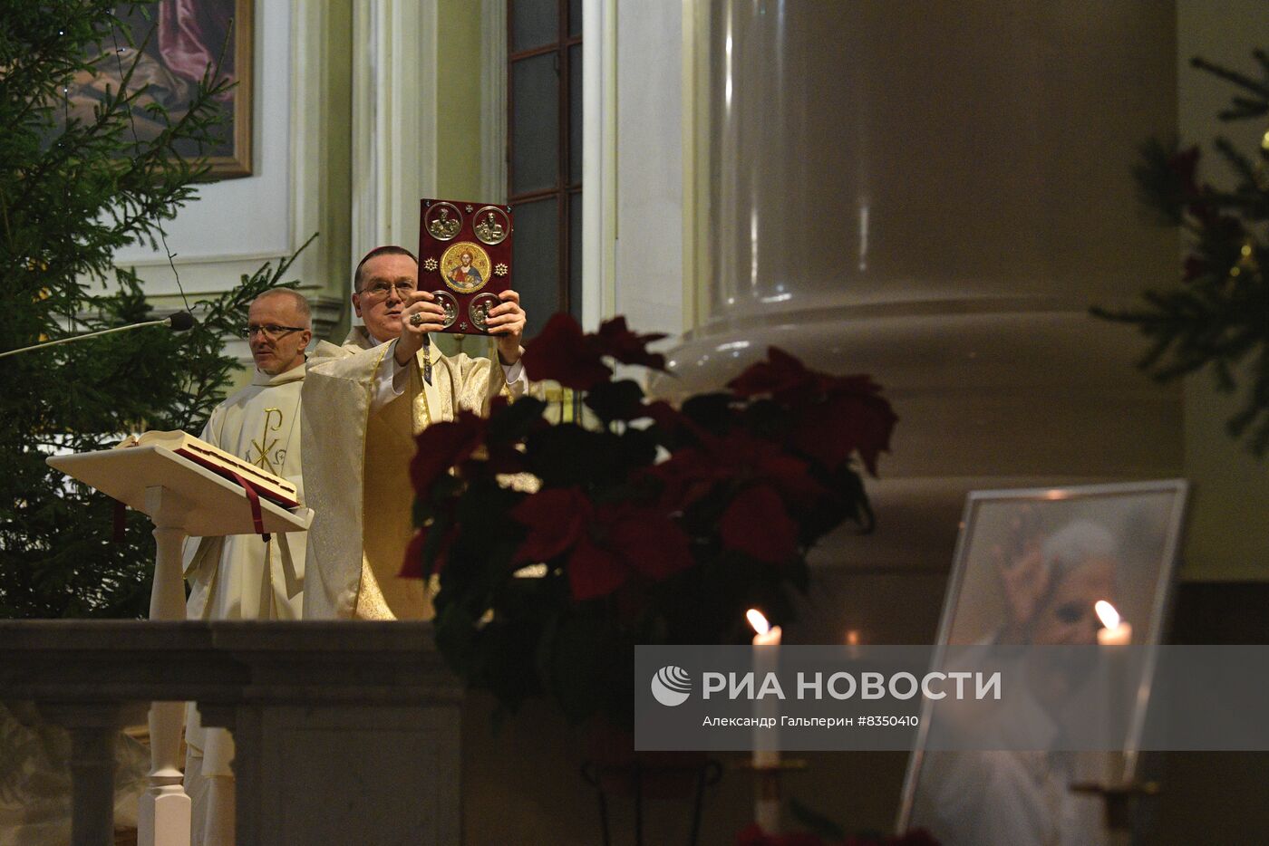 Заупокойная месса по Папе Римскому Бенедикту XVI в Петербурге