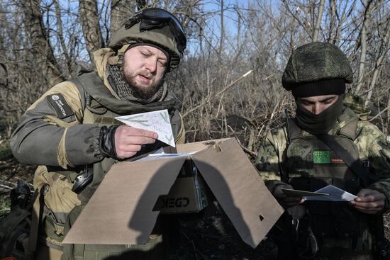 Передача писем и подарков бойцам на передовой