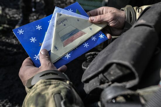 Передача писем и подарков бойцам на передовой