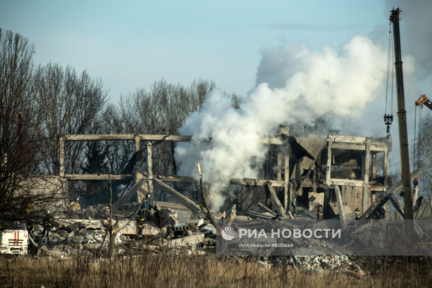 Разбор здания обстрелянного общежития ПТУ в Макеевке