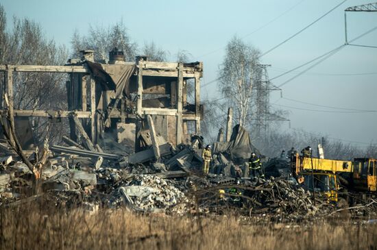 Разбор здания обстрелянного общежития ПТУ в Макеевке