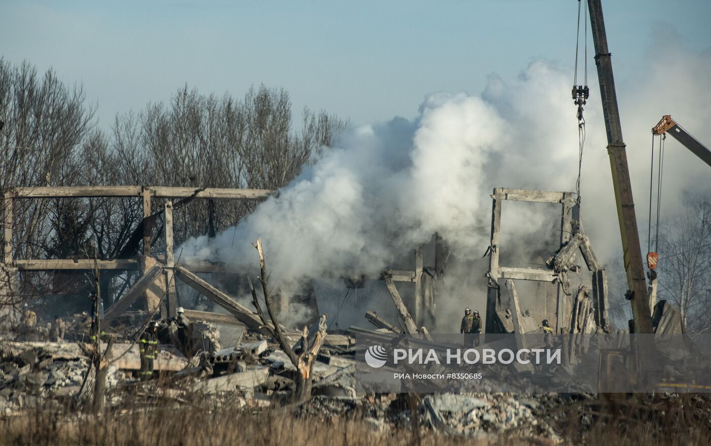 Разбор здания обстрелянного общежития ПТУ в Макеевке