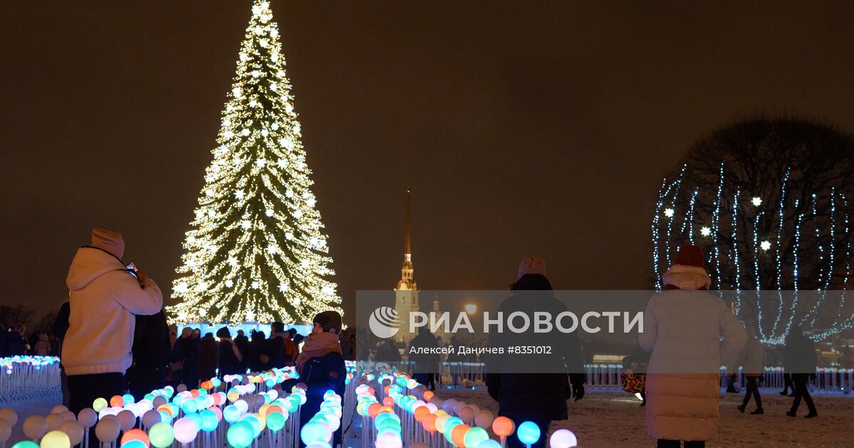 Когда уберут новогодние украшения в питере