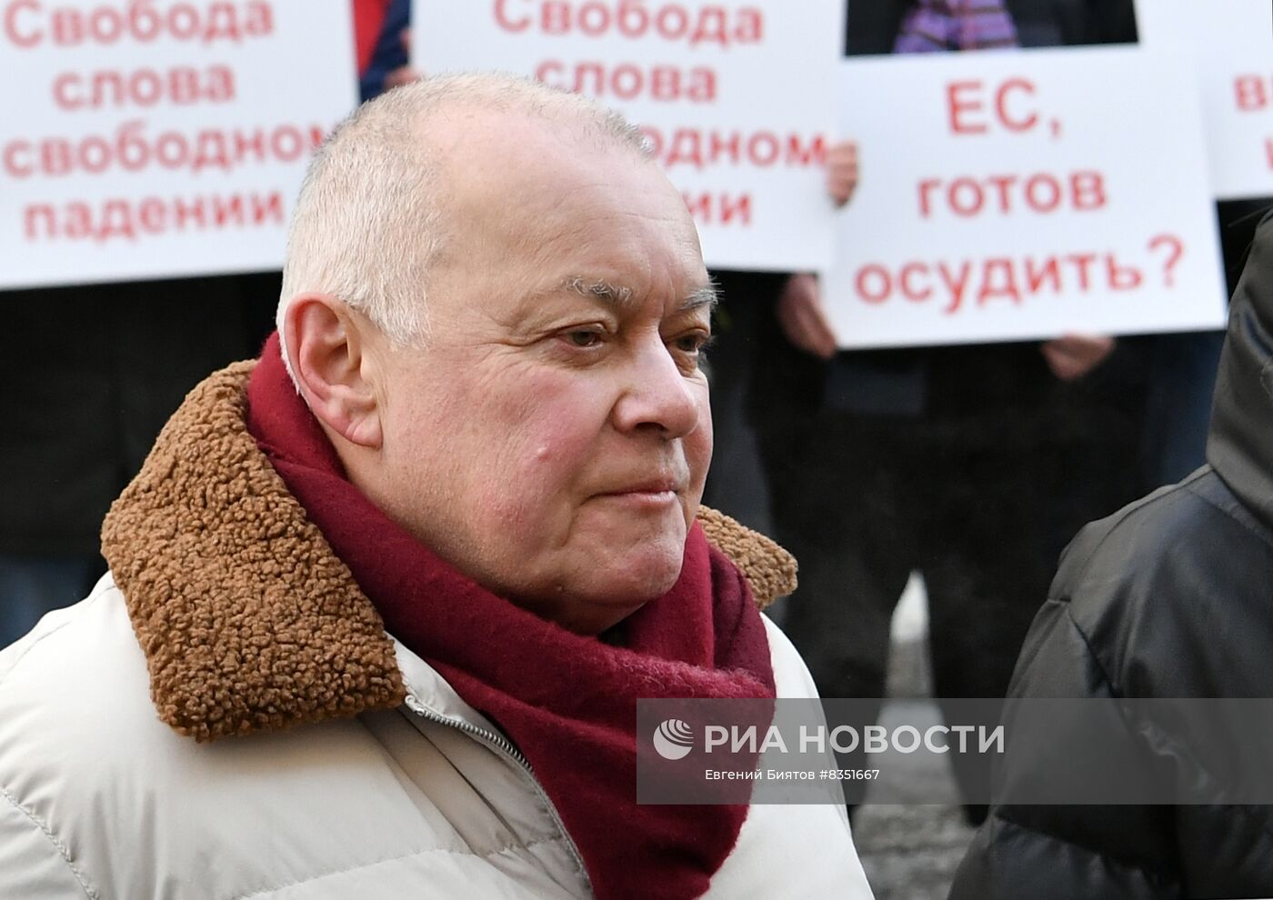 Акция в поддержку шеф-редактора Sputnik Литва Марата Касема