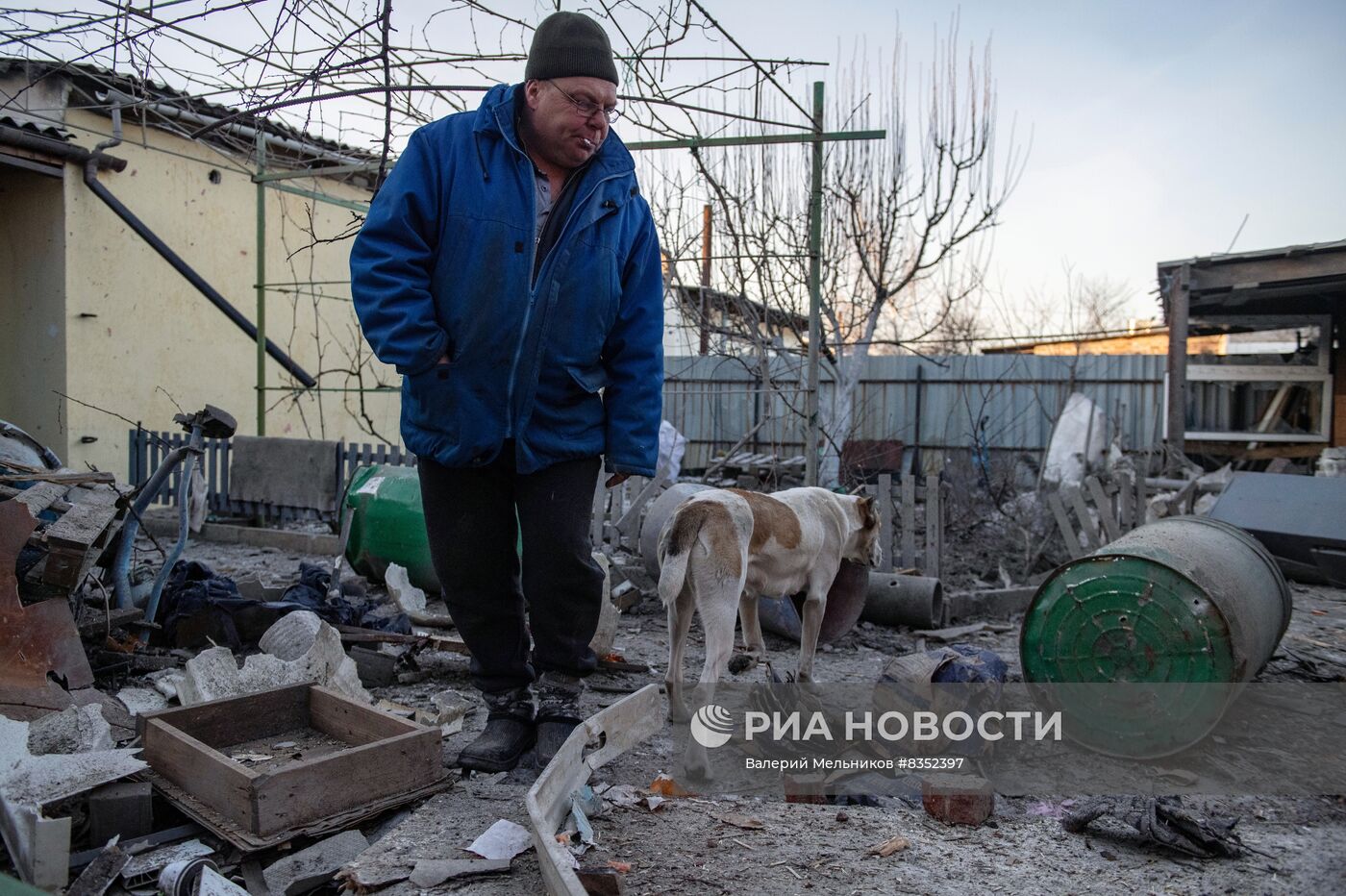 Последствия обстрела украинскими войсками Петровского района Донецка