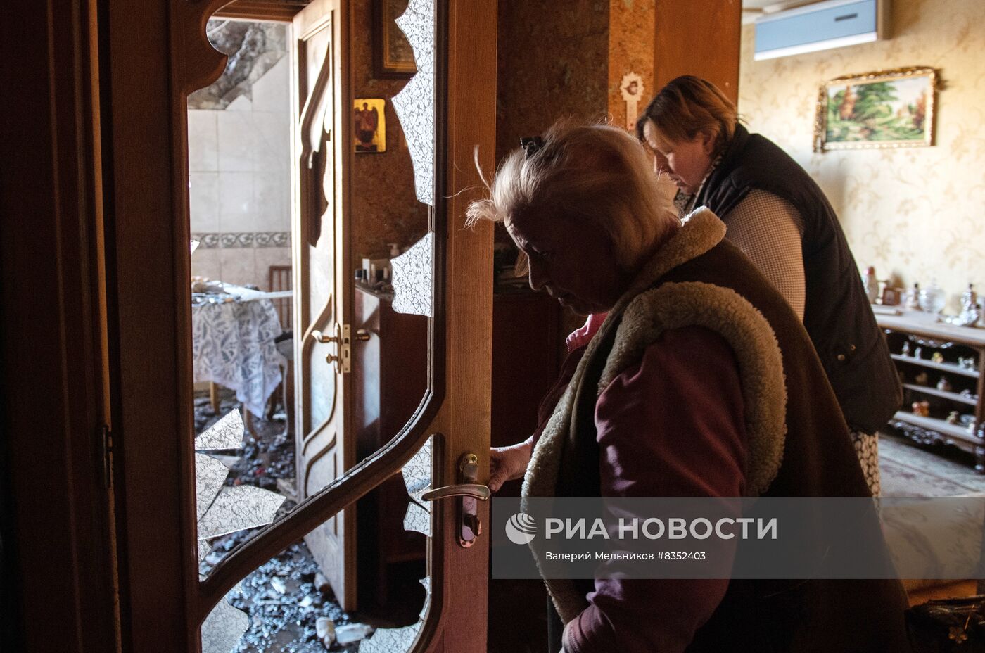 Последствия обстрела украинскими войсками Петровского района Донецка