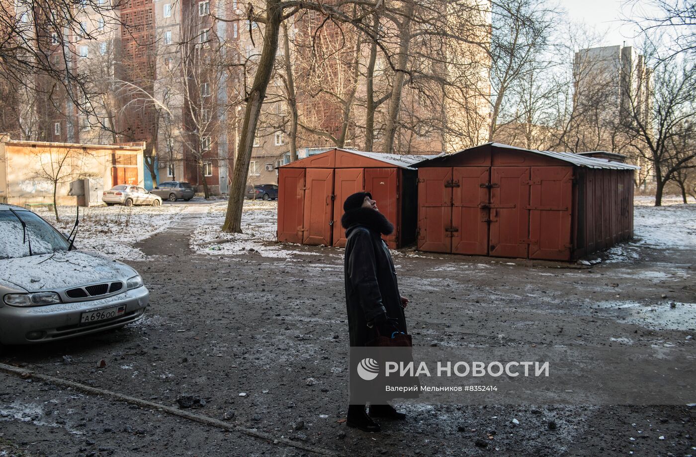 Последствия обстрела украинскими войсками Петровского района Донецка