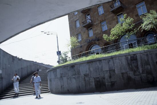 Подземный торговый центр "Молодежный" в Ереване