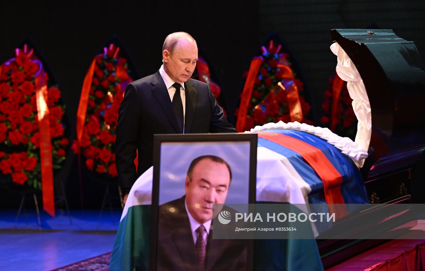 Президент РФ В. Путин простился с М. Рахимовым
