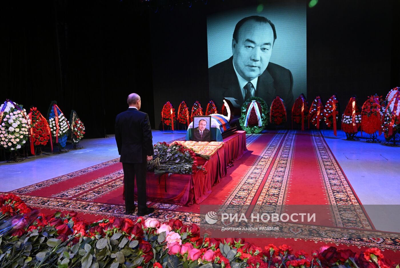 Президент РФ В. Путин простился с М. Рахимовым