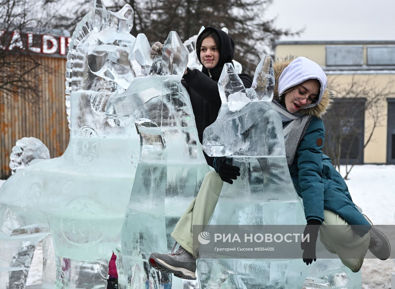 Ледяные скульптуры появились на ВДНХ