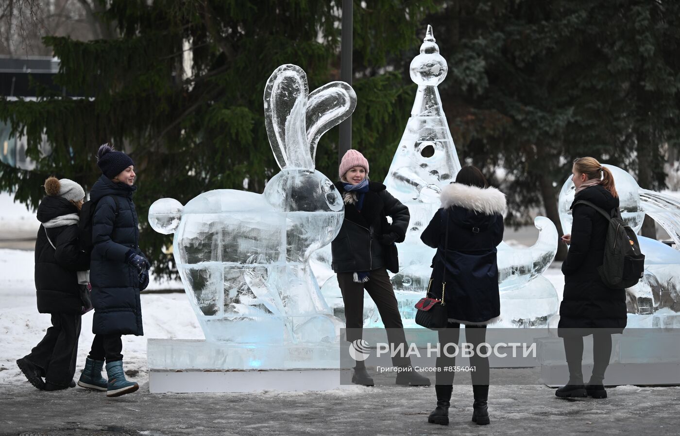 Ледяные скульптуры появились на ВДНХ