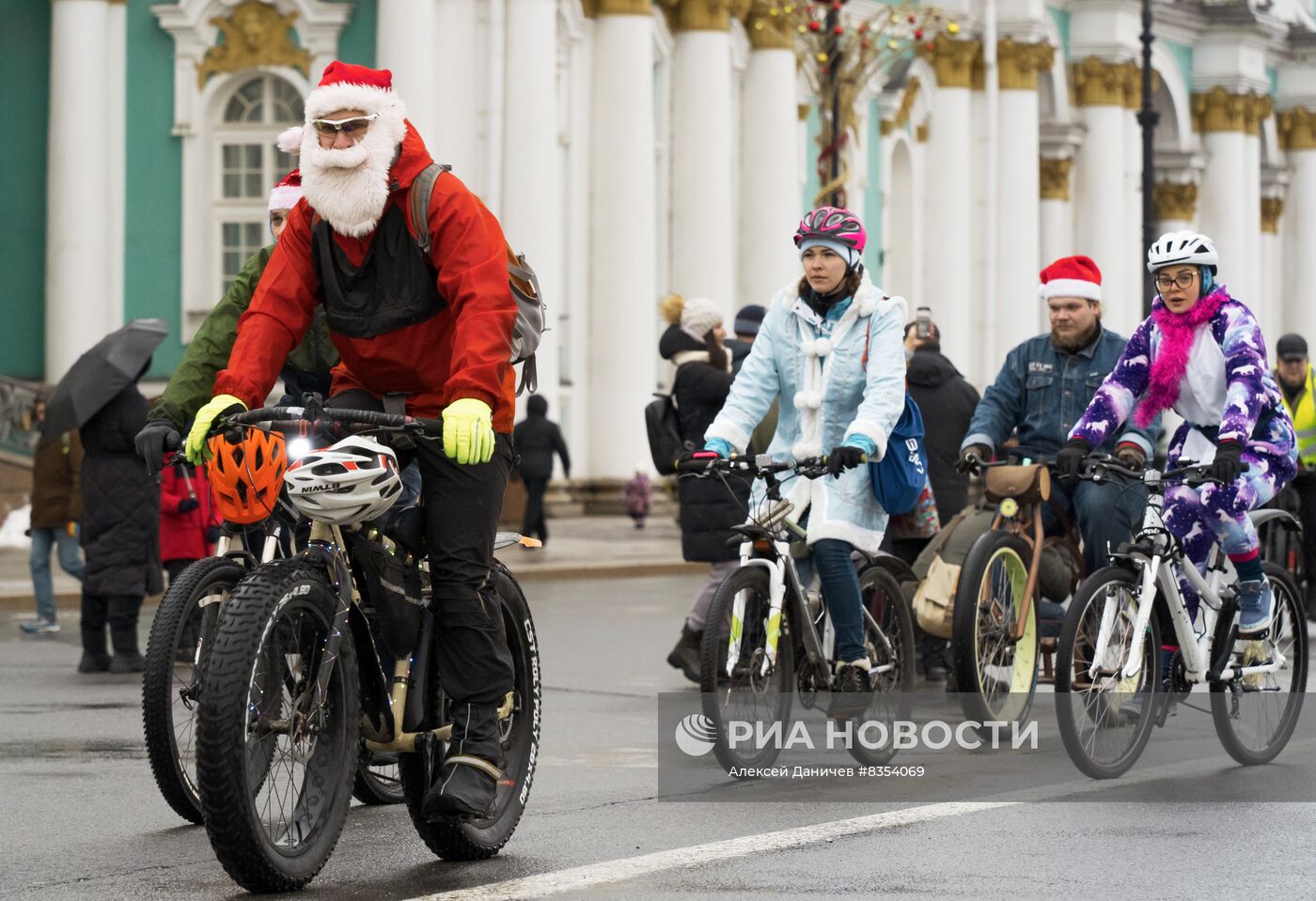 Велопарад Дедов Морозов и Снегурочек