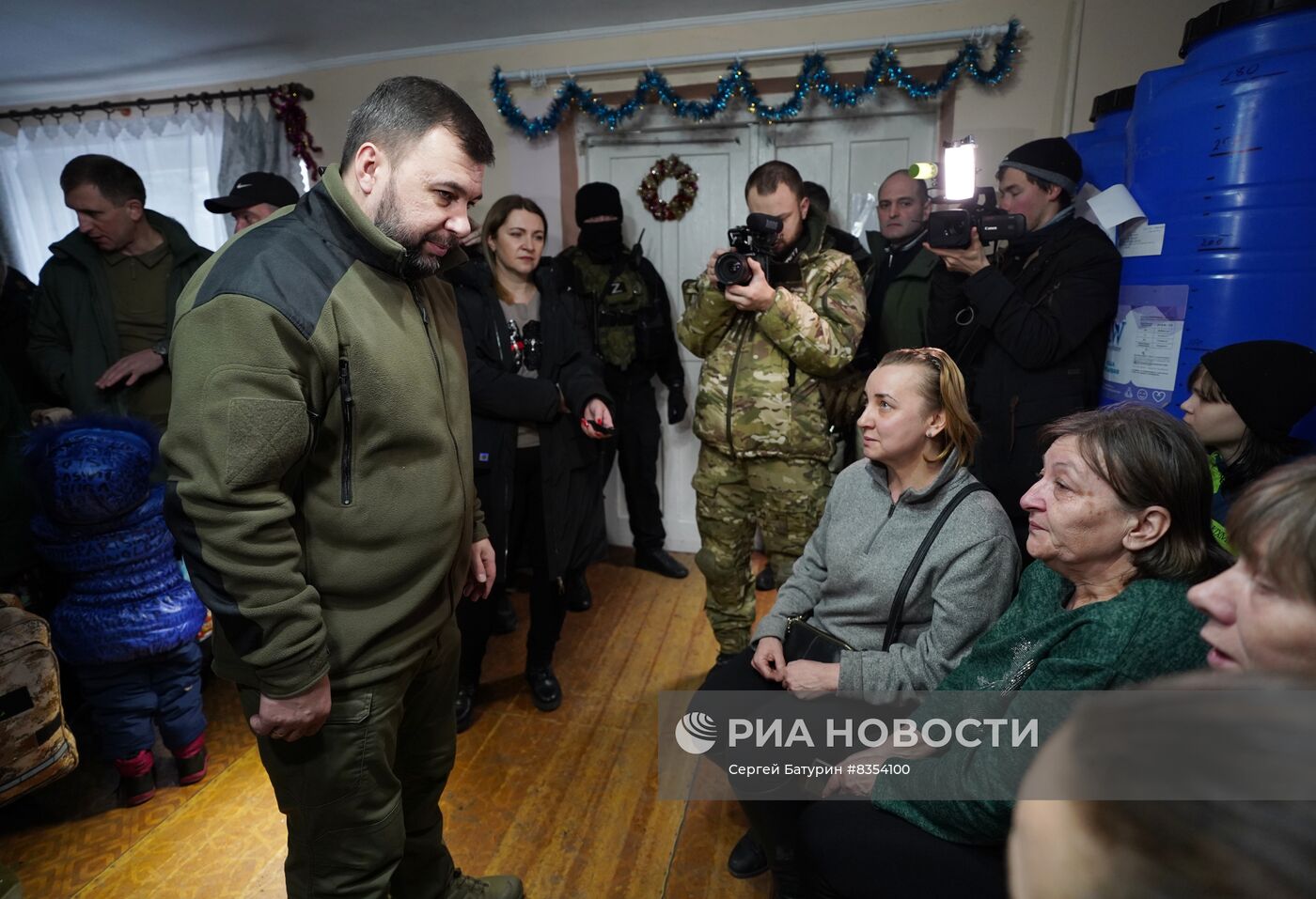 Врио главы ДНР встретился с беженцами из Соледара 