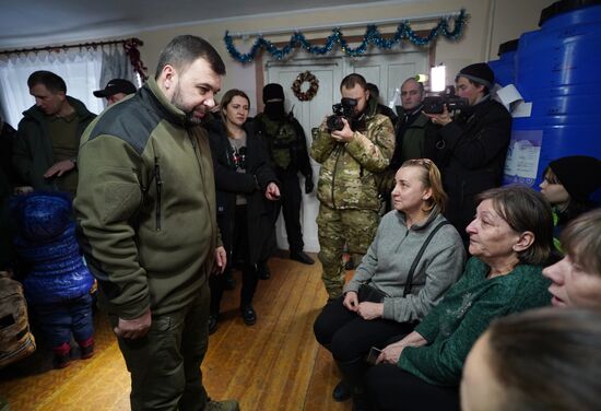 Врио главы ДНР встретился с беженцами из Соледара 