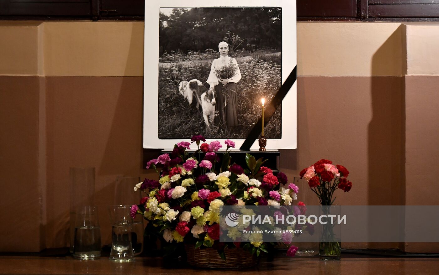 Цветы в память об актрисе И. Чуриковой в театре "Ленком"