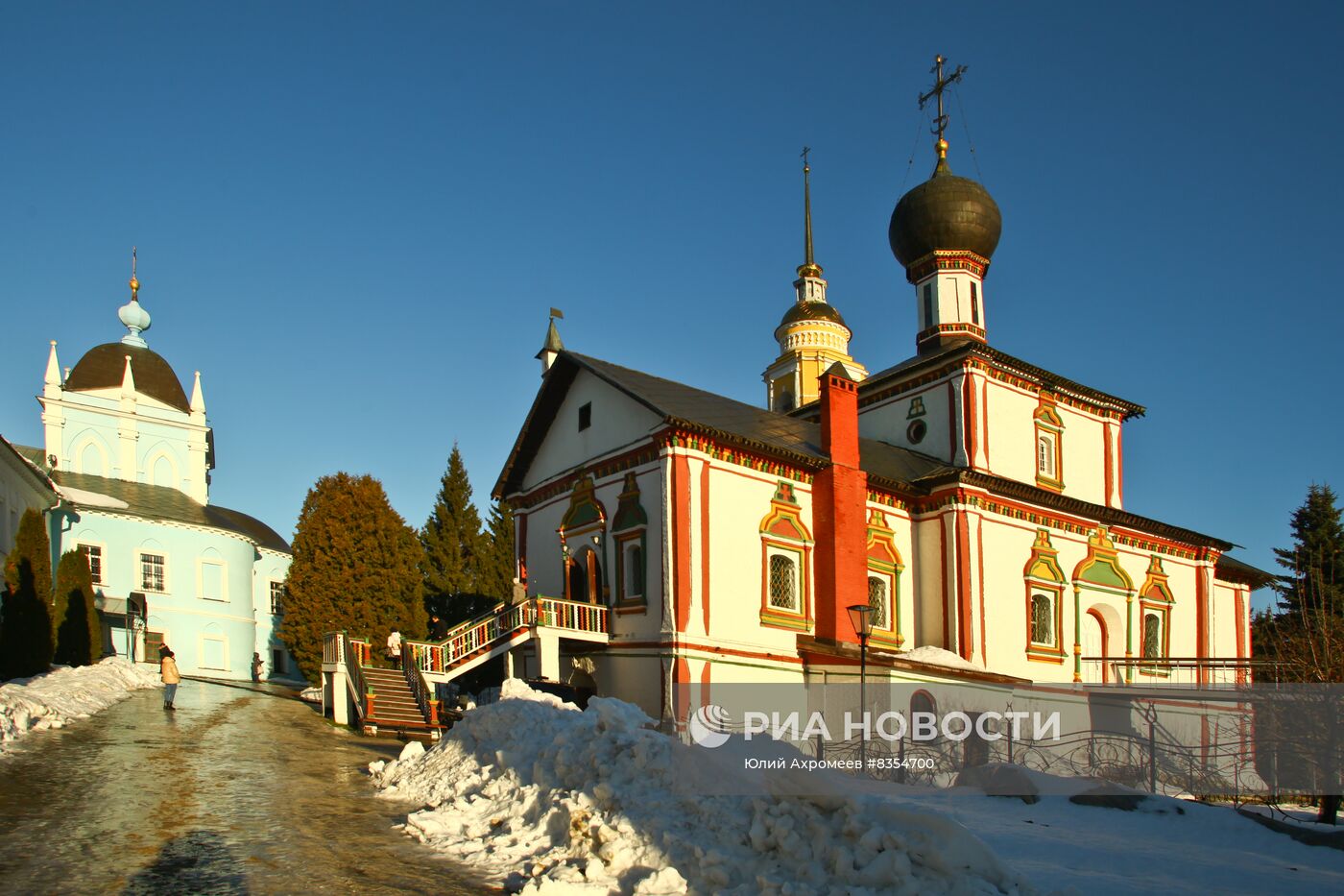 Новоголутвинский монастырь  в Коломне