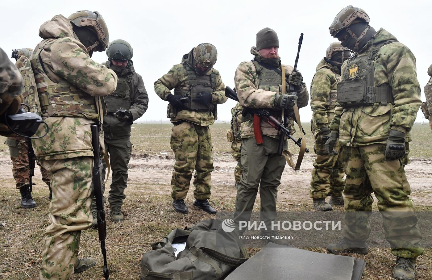 Подготовка бойцов добровольческого батальона имени Судоплатова на полигоне в Запорожской области