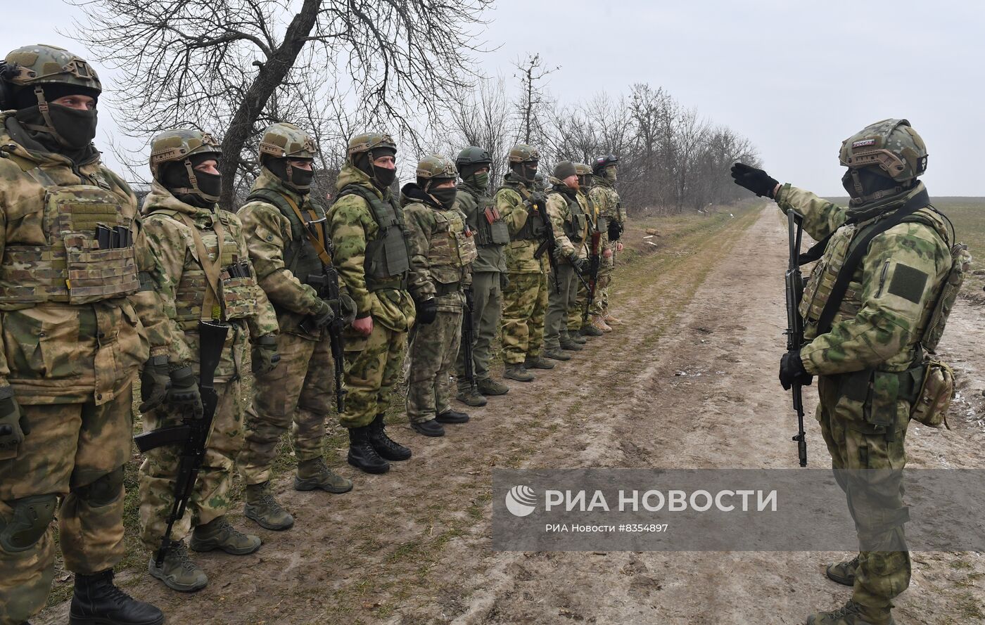 Подготовка бойцов добровольческого батальона имени Судоплатова на полигоне в Запорожской области