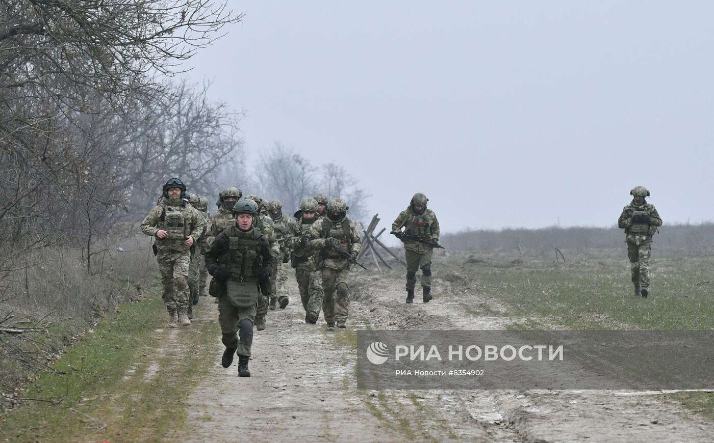 Подготовка бойцов добровольческого батальона имени Судоплатова на полигоне в Запорожской области