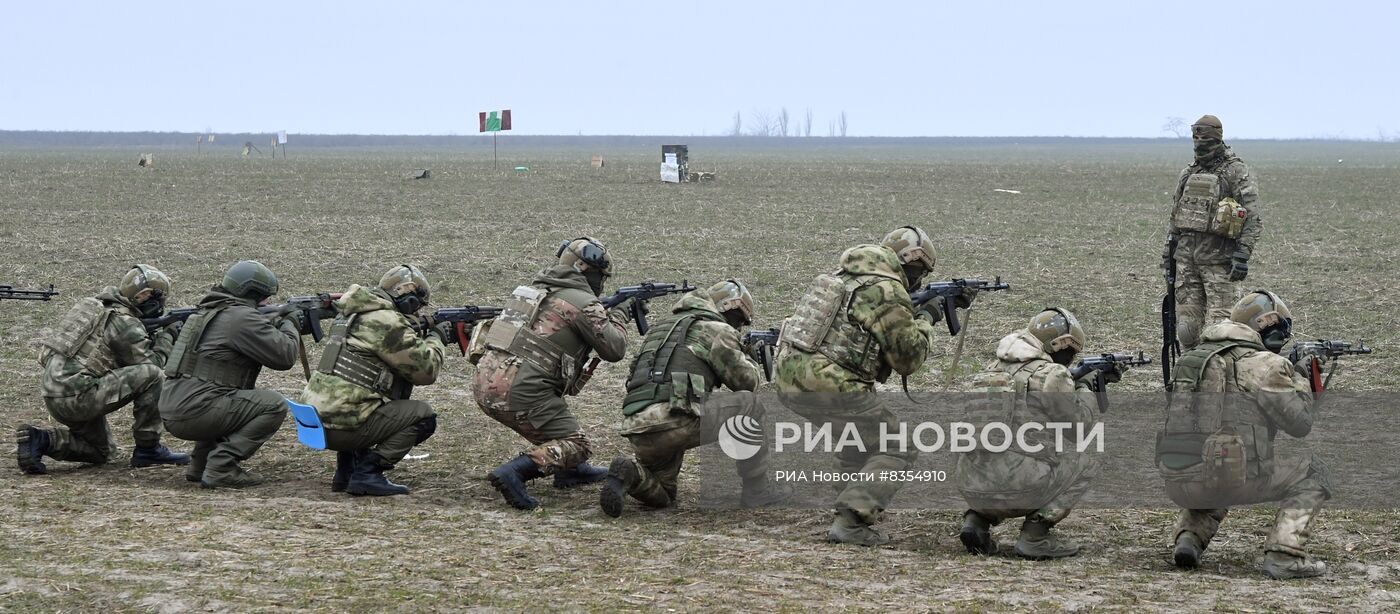 Подготовка бойцов добровольческого батальона имени Судоплатова на полигоне в Запорожской области