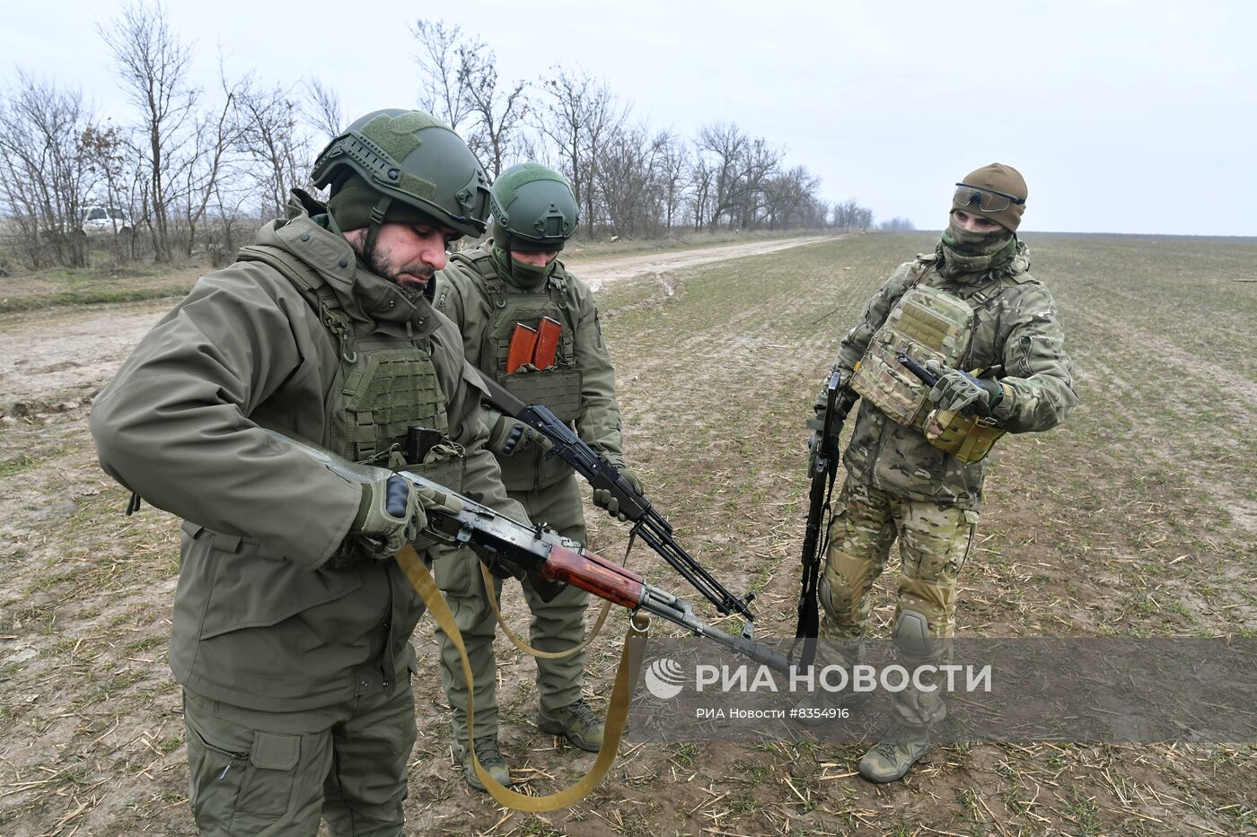 Подготовка бойцов добровольческого батальона имени Судоплатова на полигоне в Запорожской области