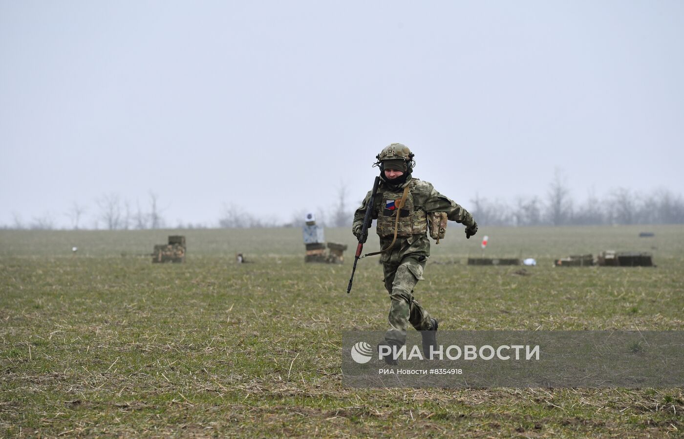 Подготовка бойцов добровольческого батальона имени Судоплатова на полигоне в Запорожской области