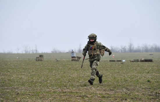 Подготовка бойцов добровольческого батальона имени Судоплатова на полигоне в Запорожской области