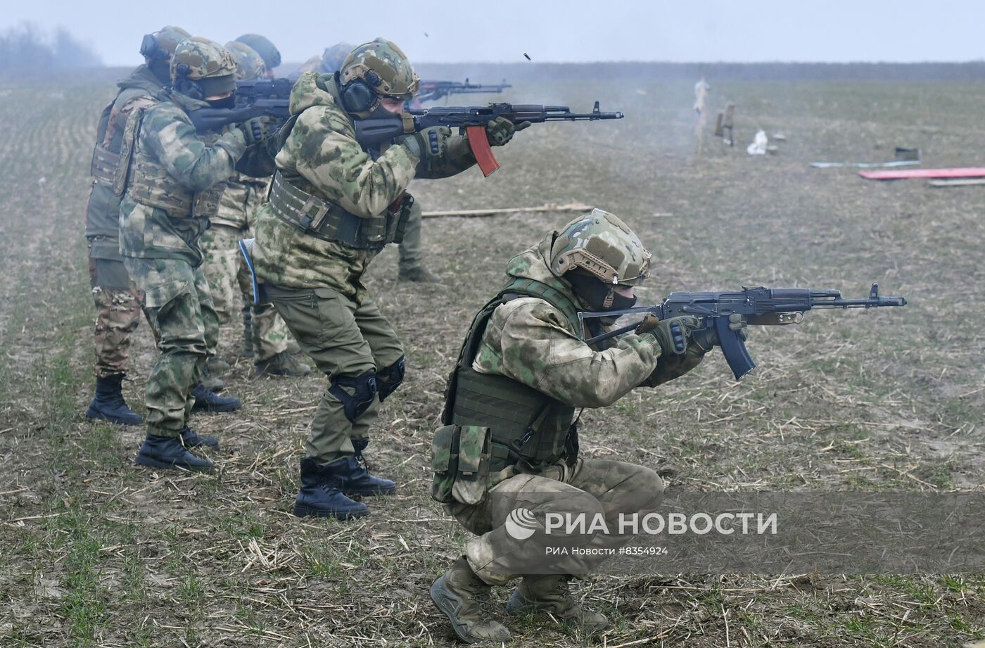 Подготовка бойцов добровольческого батальона имени Судоплатова на полигоне в Запорожской области