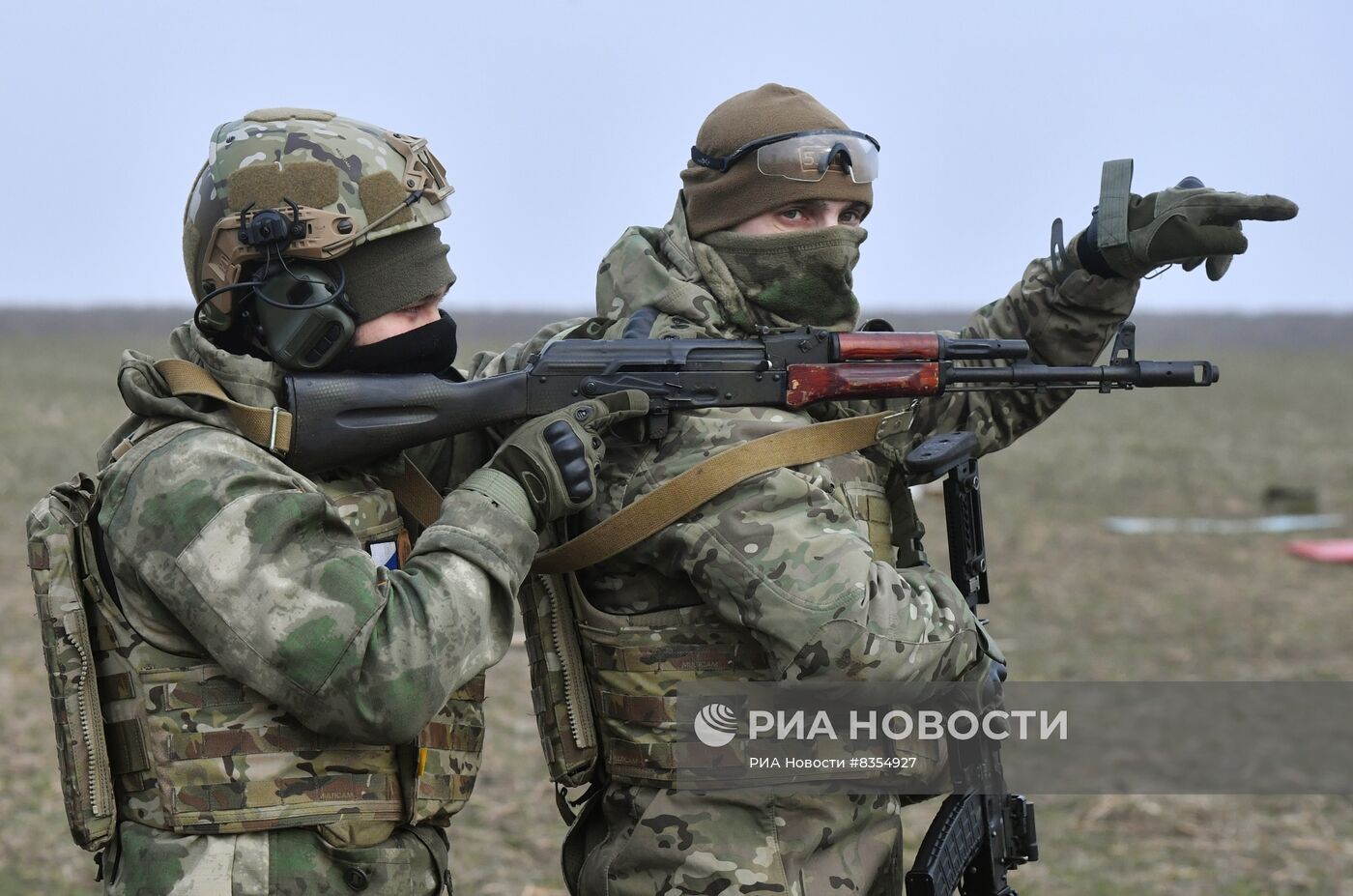 Подготовка бойцов добровольческого батальона имени Судоплатова на полигоне в Запорожской области