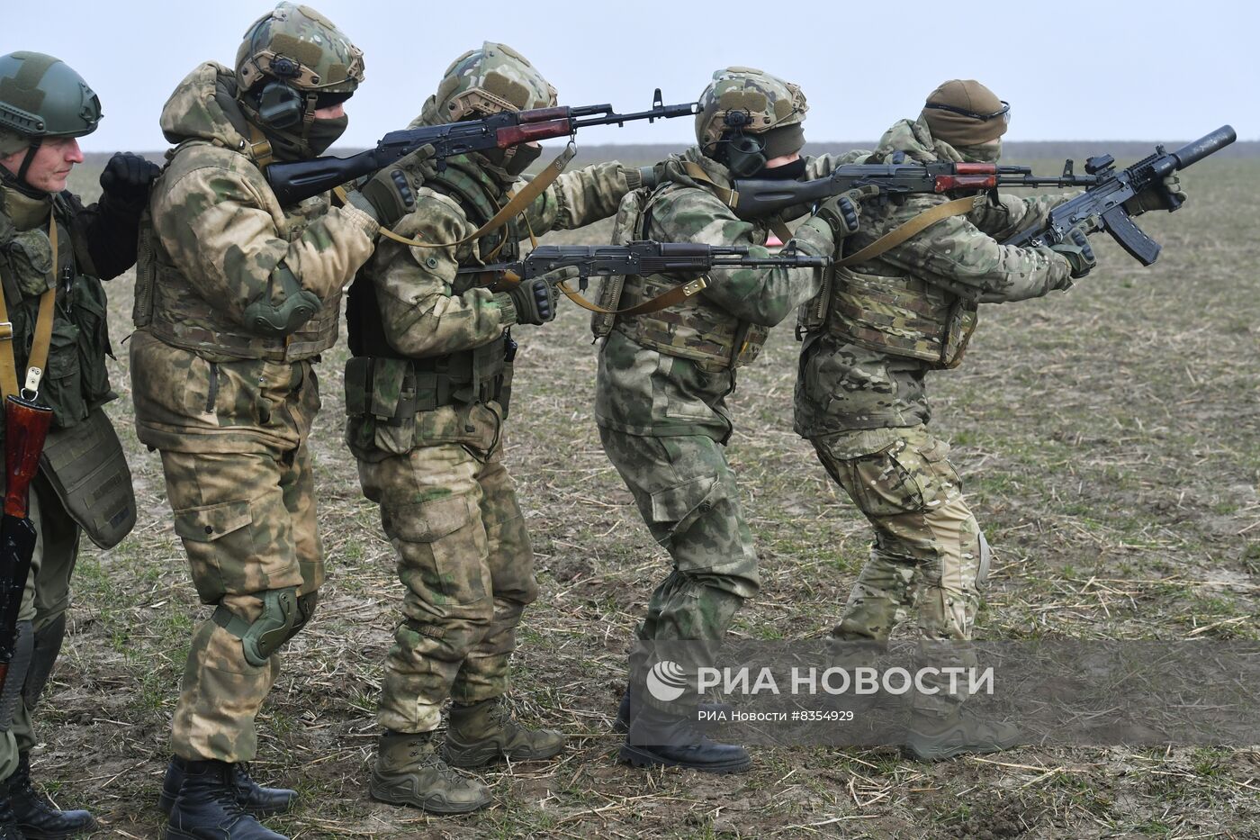 Подготовка бойцов добровольческого батальона имени Судоплатова на полигоне в Запорожской области