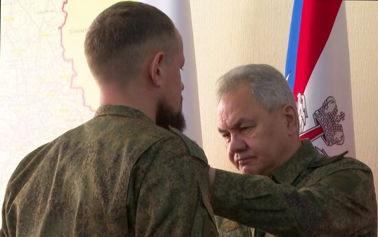 Министр обороны РФ С. Шойгу проинспектировал российскую группировку войск в зоне проведения спецоперации 