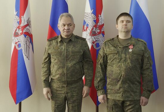 Министр обороны РФ С. Шойгу проинспектировал российскую группировку войск в зоне проведения спецоперации 