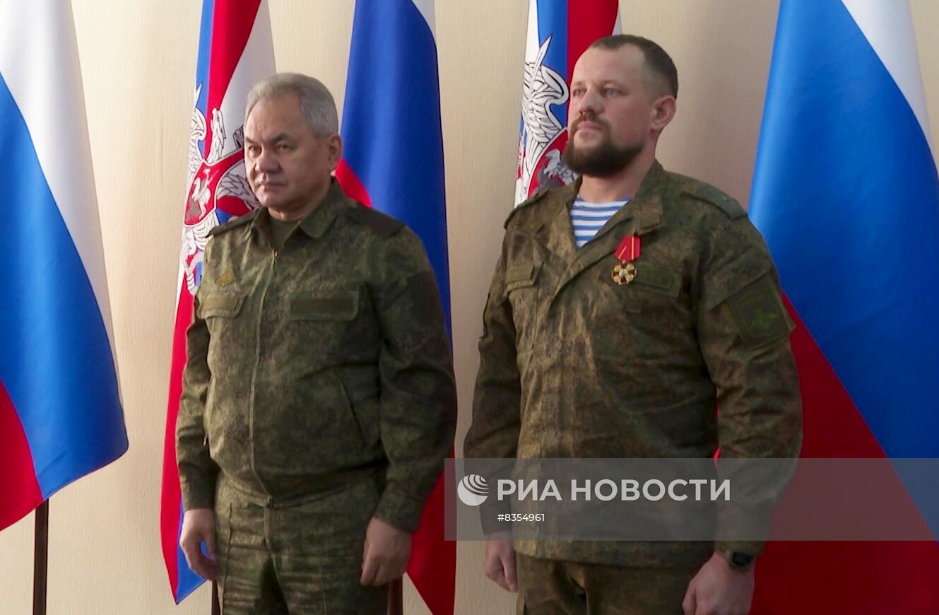 Министр обороны РФ С. Шойгу проинспектировал российскую группировку войск в зоне проведения спецоперации