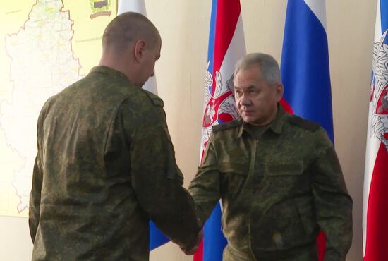 Министр обороны РФ С. Шойгу проинспектировал российскую группировку войск в зоне проведения спецоперации 