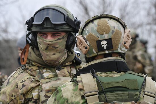 Подготовка бойцов добровольческого батальона имени Судоплатова на полигоне в Запорожской области