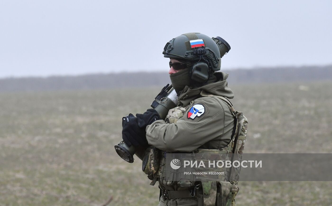 Подготовка бойцов добровольческого батальона имени Судоплатова на полигоне в Запорожской области