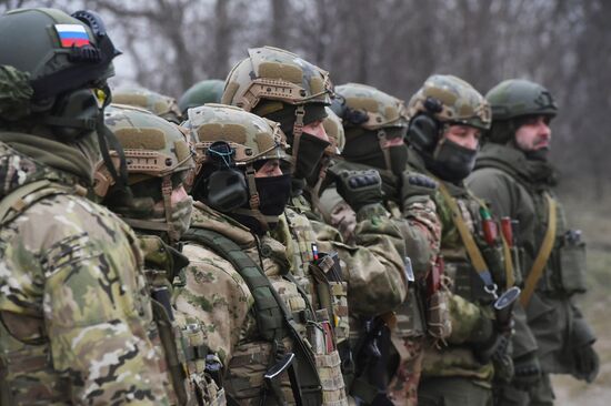 Подготовка бойцов добровольческого батальона имени Судоплатова на полигоне в Запорожской области