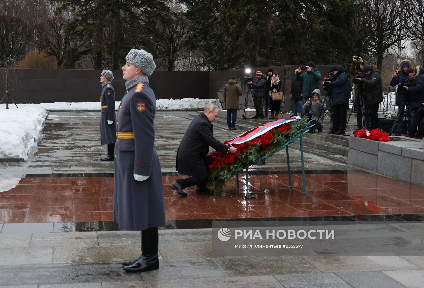 Президент РФ В. Путин принял участие в памятных мероприятиях, посвящённых 80-й годовщине прорыва блокады Ленинграда
