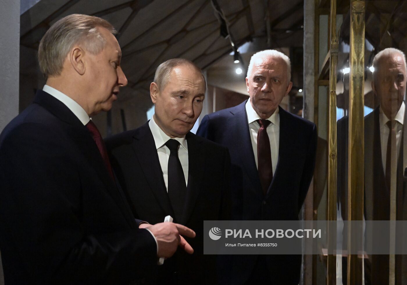 Президент РФ В. Путин принял участие в памятных мероприятиях, посвящённых 80-й годовщине прорыва блокады Ленинграда