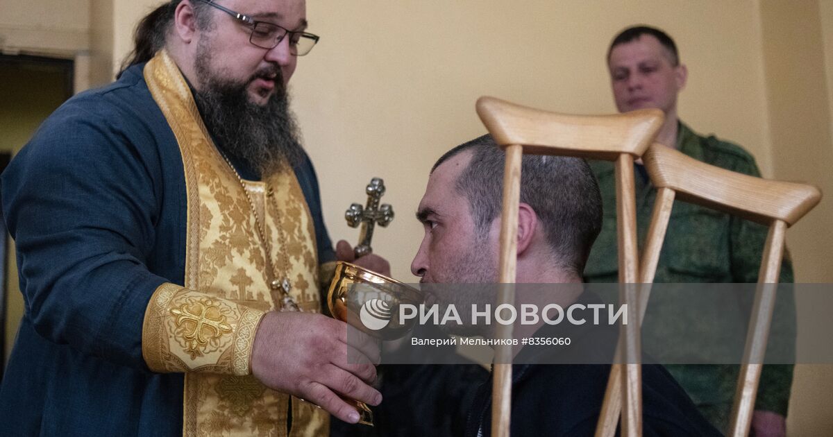 Священник провожает. Известный Донецкий батюшка сейчас т. Раненный Причастие. Раненый причастие