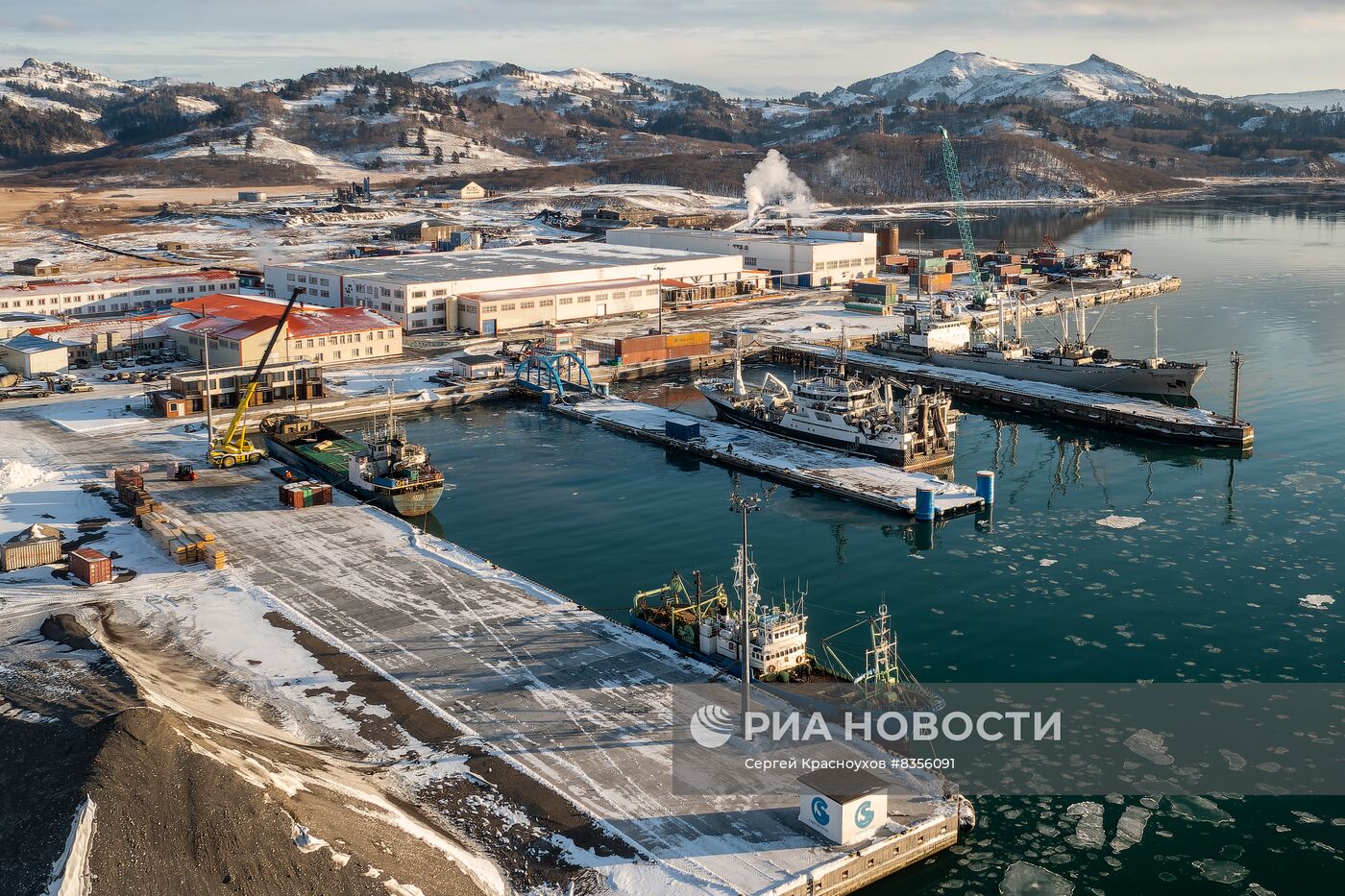 Рыбоперерабатывающий завод на острове Шикотан | РИА Новости Медиабанк