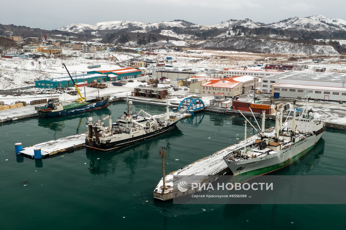 Рыбоперерабатывающий завод на острове Шикотан