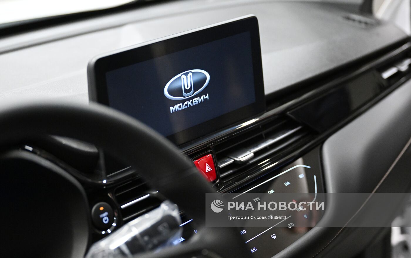 Первые электромобили "Москвич 3е" поступили в подмосковный автосалон