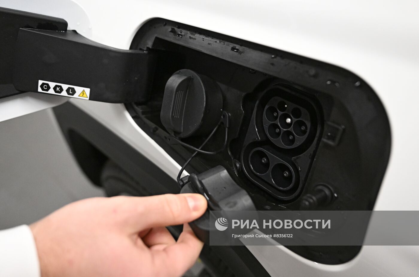 Первые электромобили "Москвич 3е" поступили в подмосковный автосалон