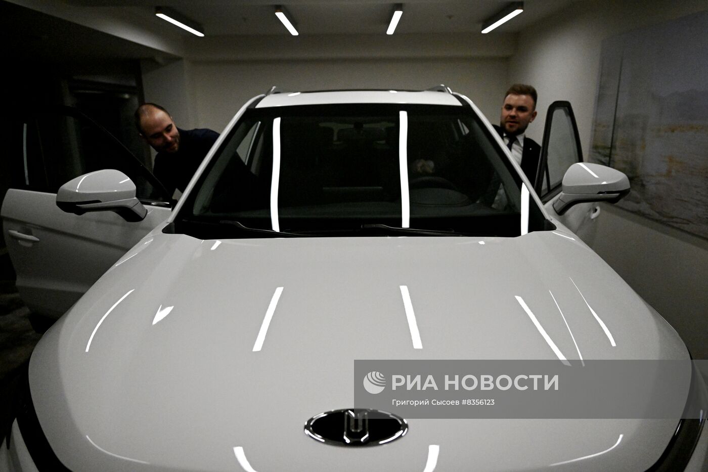 Первые электромобили "Москвич 3е" поступили в подмосковный автосалон