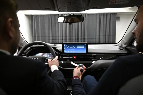 Первые электромобили "Москвич 3е" поступили в подмосковный автосалон