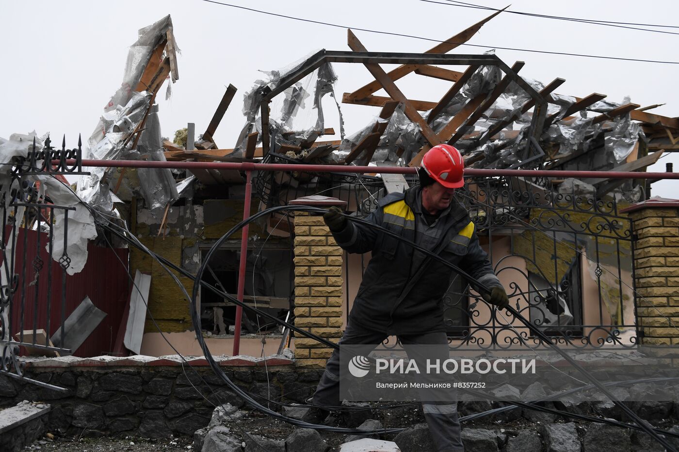 Последствия обстрела со стороны ВСУ города Волноваха в ДНР